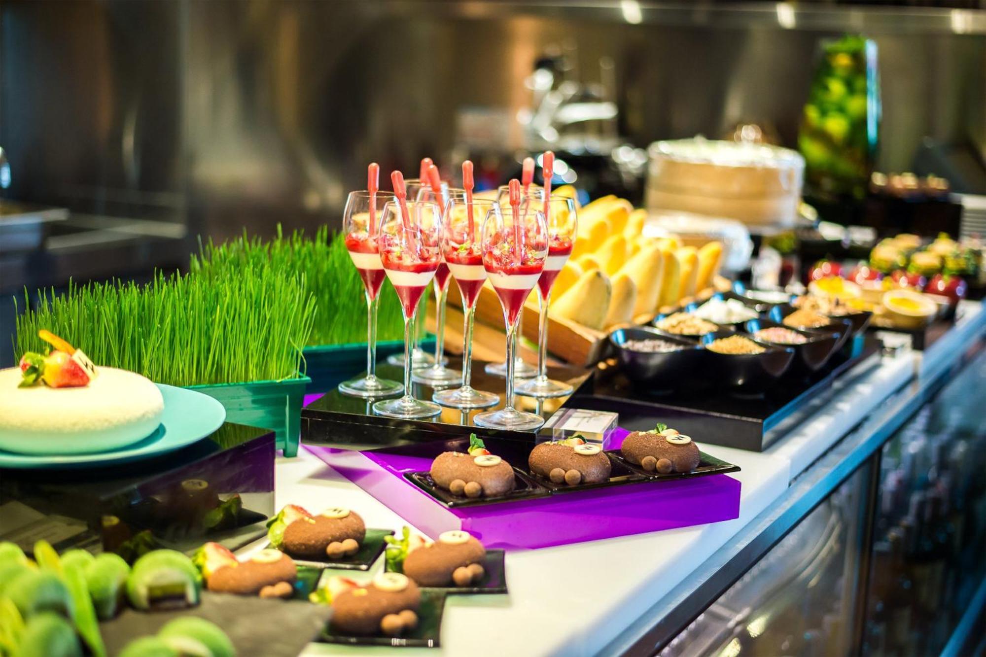 W Bangkok Hotel Eksteriør billede A dessert buffet