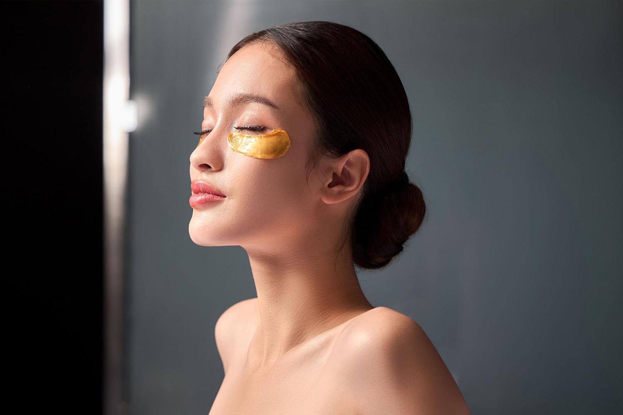 W Bangkok Hotel Eksteriør billede A woman applying a gold facial mask