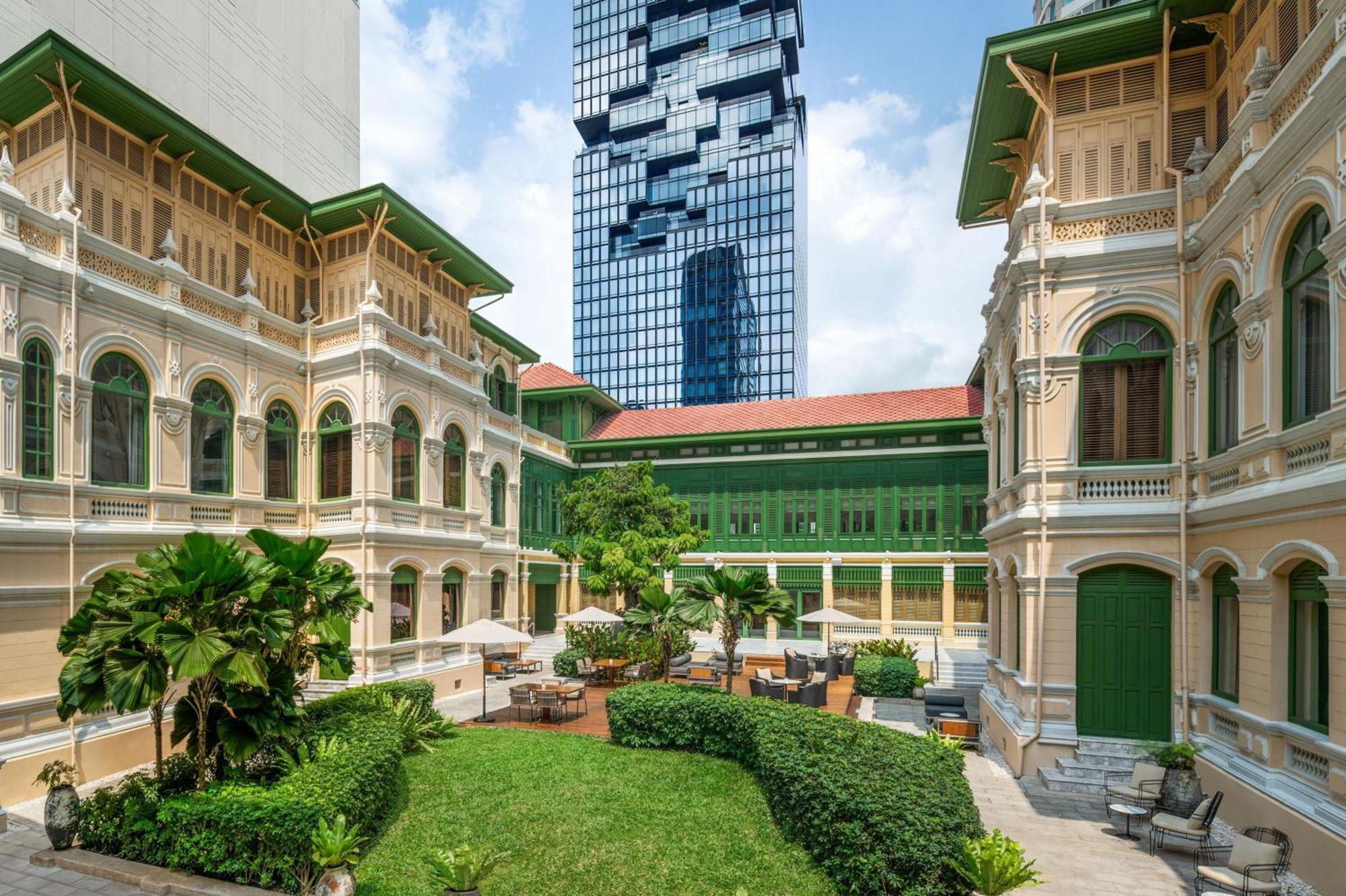 W Bangkok Hotel Eksteriør billede The hotel's courtyard