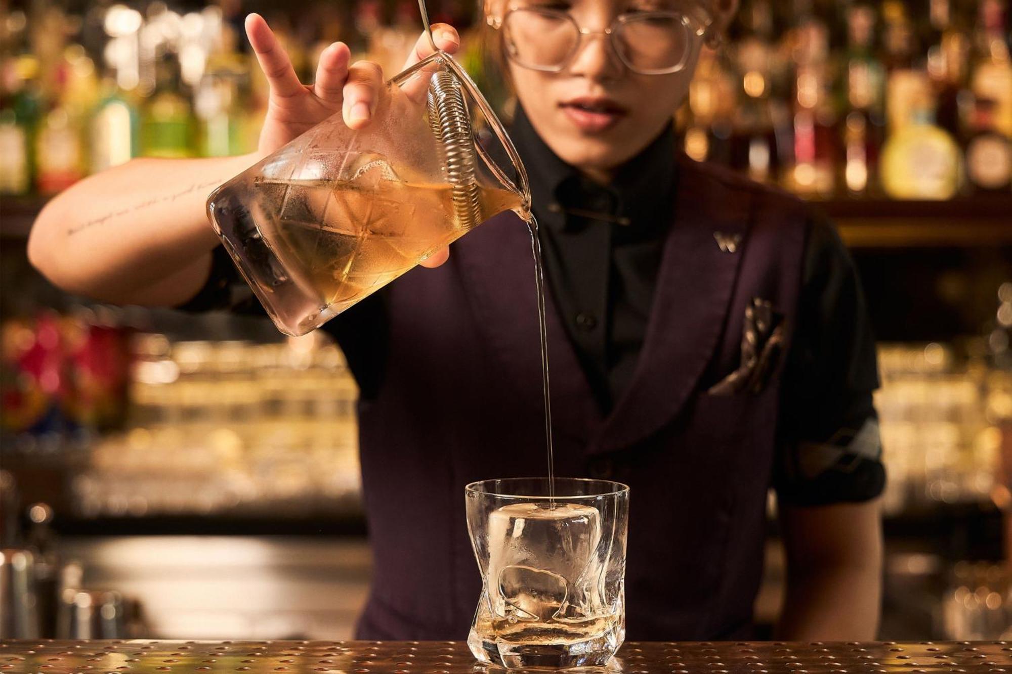W Bangkok Hotel Eksteriør billede A bartender pouring a drink