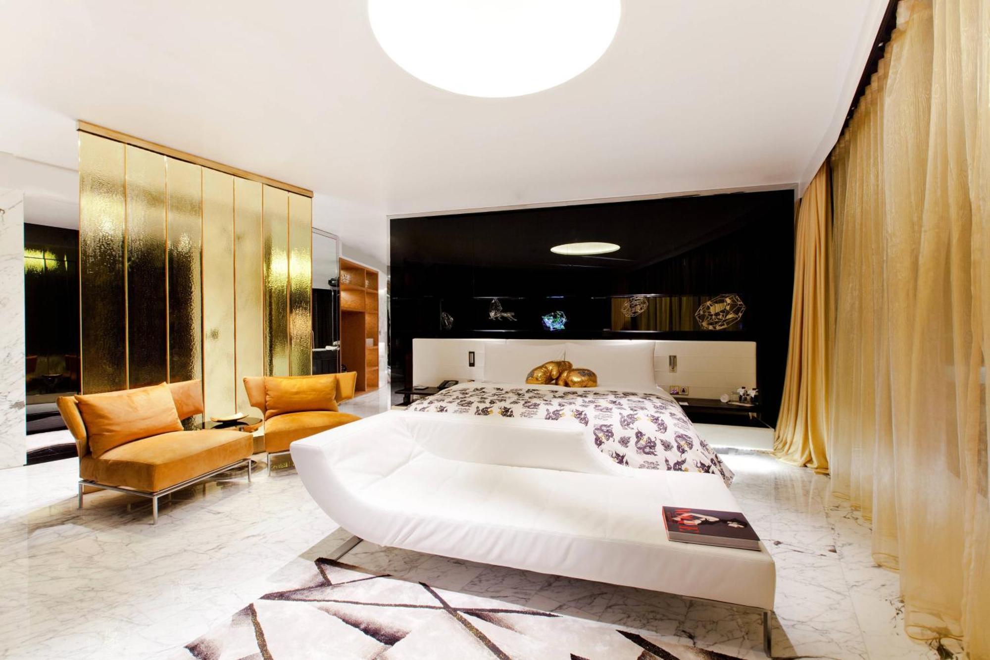 W Bangkok Hotel Eksteriør billede A bedroom at the Mandarin Oriental, Munich